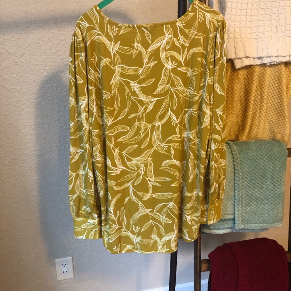 Yellow leaf pattern blouse - Picture 3 of 4